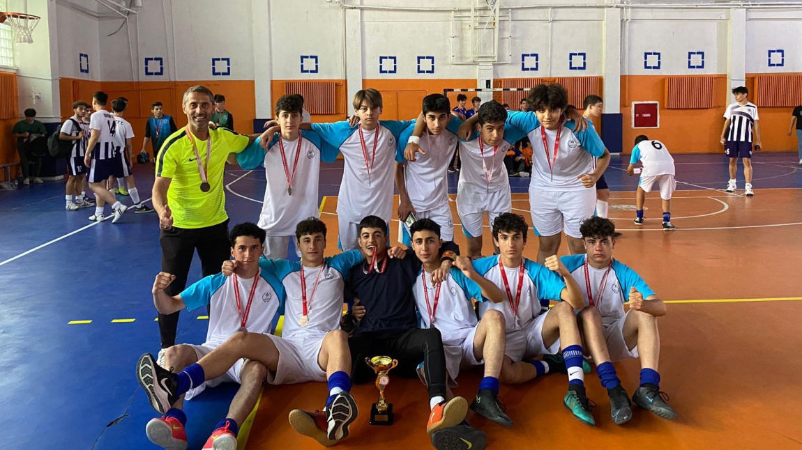 Erkek Futsal Takımız İlçemiz Liseler Arası Futsal Şampiyonası 3' üncüsü!