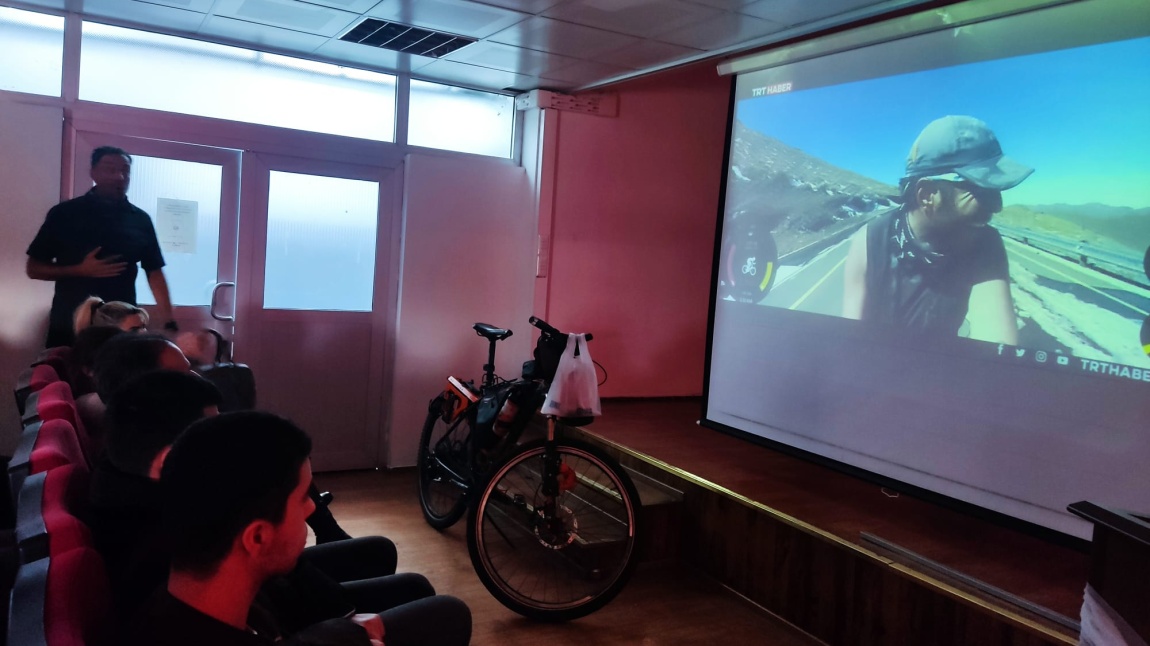 Bisikleti ile Dünyayı Gezen Gürkan Genç Öğrencilerimiz İle Bir Araya Geldi